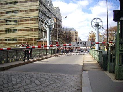 Le pont levant du canal de l'Ourcq