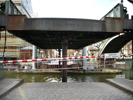 Le pont levant du canal de l'Ourcq